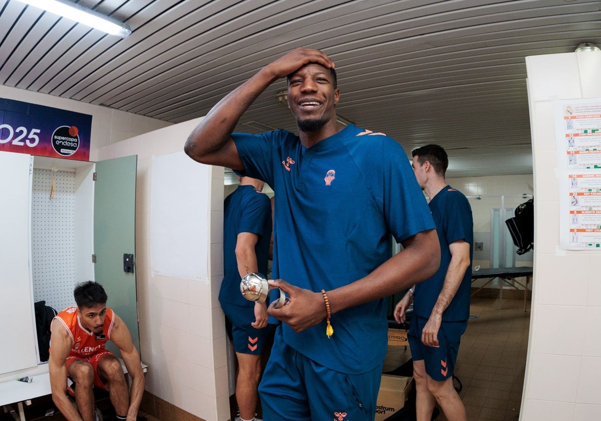 Yankuba Sima, durante la celebración en el vestuario del Martín Carpena.